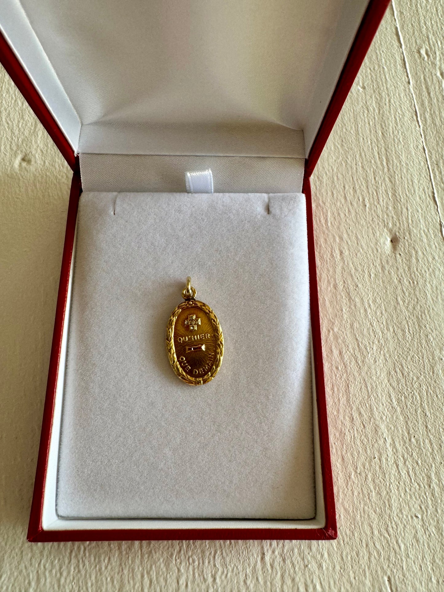 Augis Oval 18k pendant