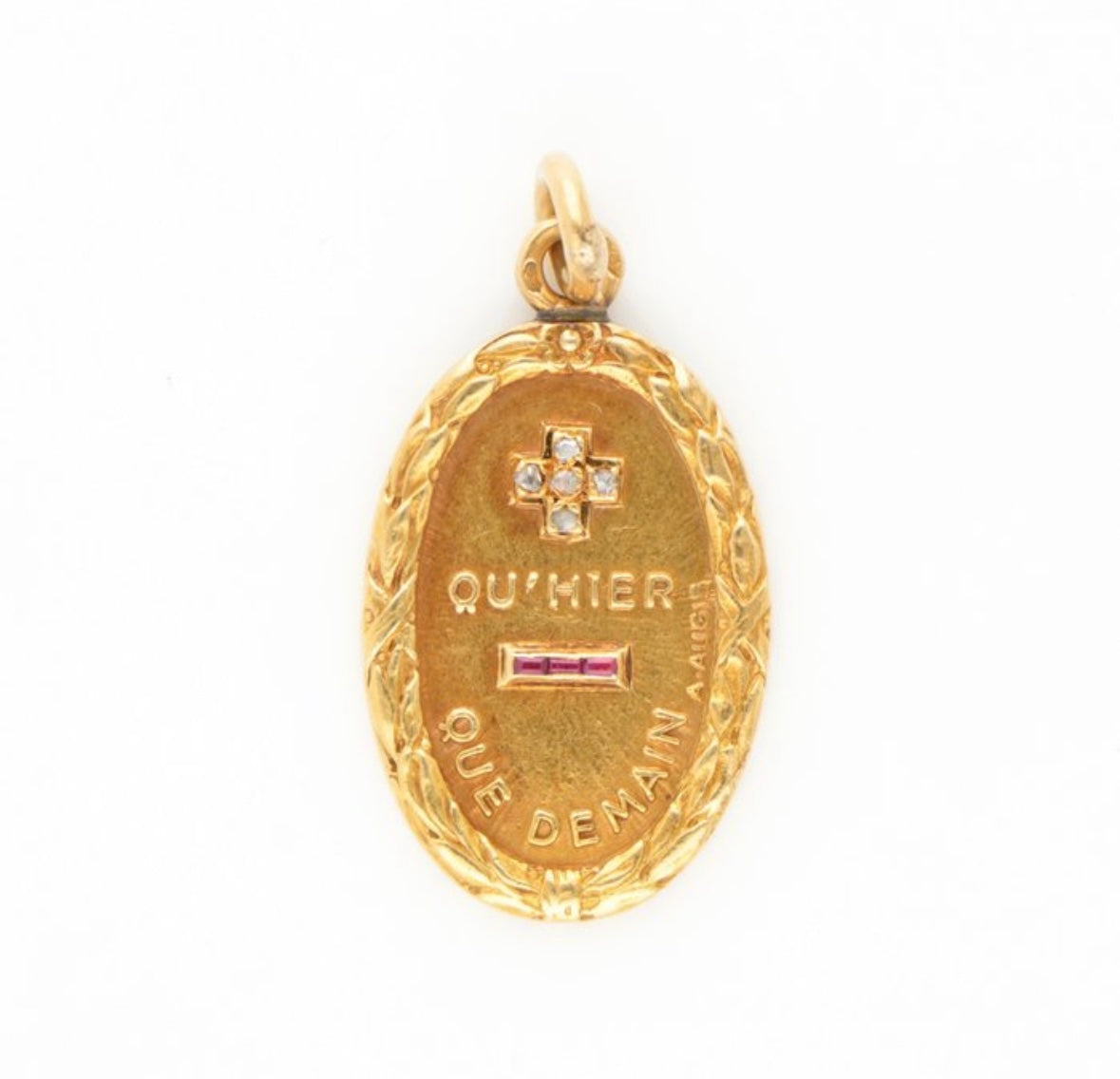 Augis Oval 18k pendant