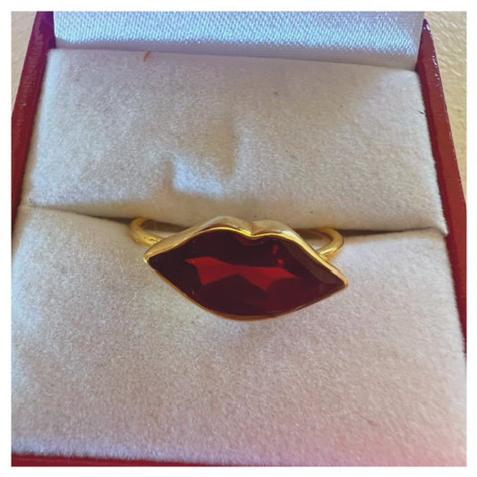 Kiss ring in 18k