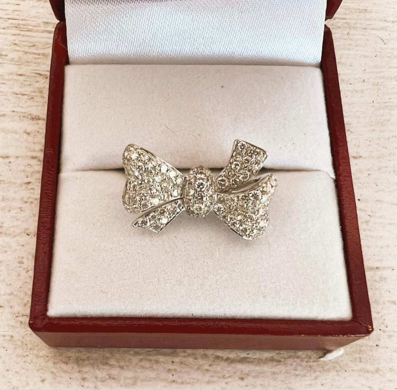 Bow Ring in 18k White gold with Pave diamonds